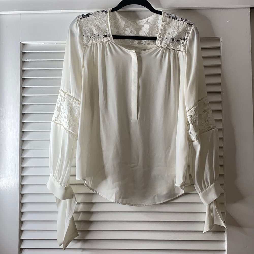Women’s white medium lace blouse